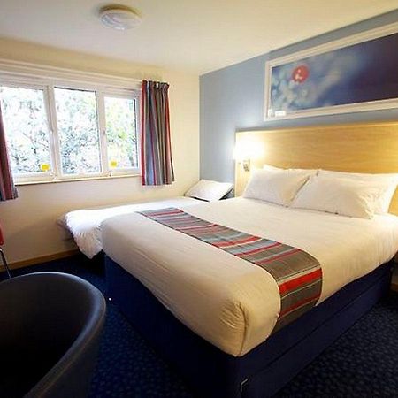 Travelodge Harlow Bagian luar foto