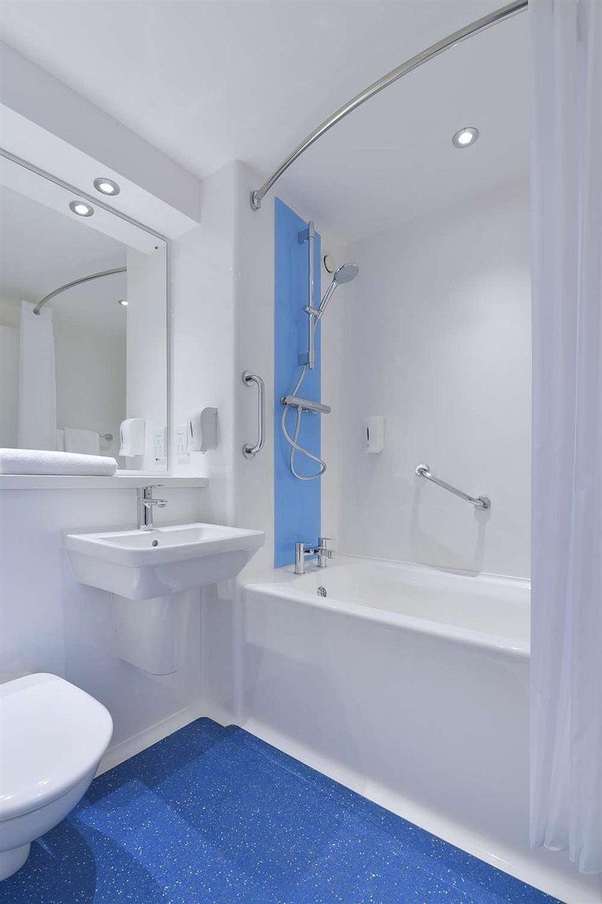 Travelodge Harlow Bagian luar foto